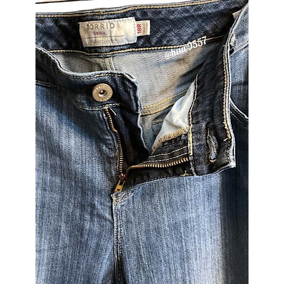 Torrid Jeans Girlfriend Women's Size 18R Blue Medium Wash Raw Notched Hem Crop - Picture 5 of 11